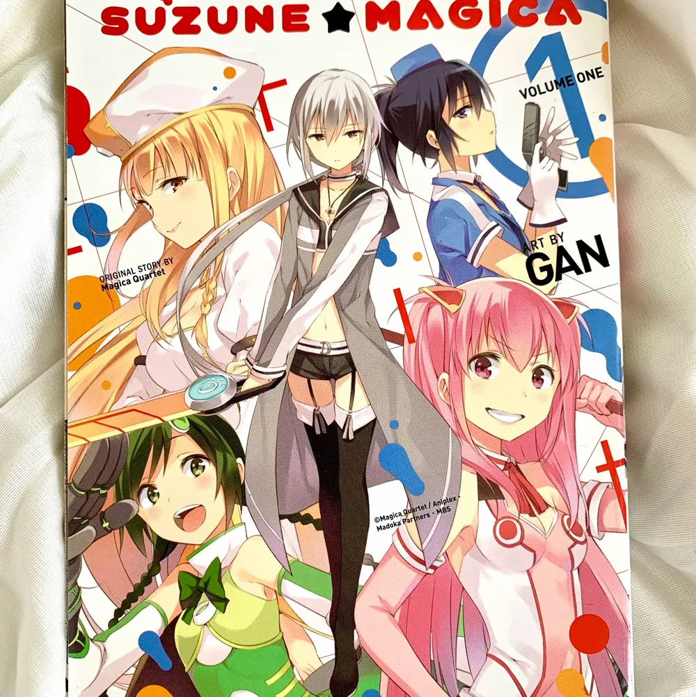 Manga ー Puella Magi Suzune ☆ Magica 60;- ( Originalpris 159;- ) Kan mötas i Stockholm / Frakt: +25;- – Engelskt tal / English text – Svag gulning på toppen men annars bara läst en gång / Slight yellowing on top but otherwise it’s only been read once. Övrigt.