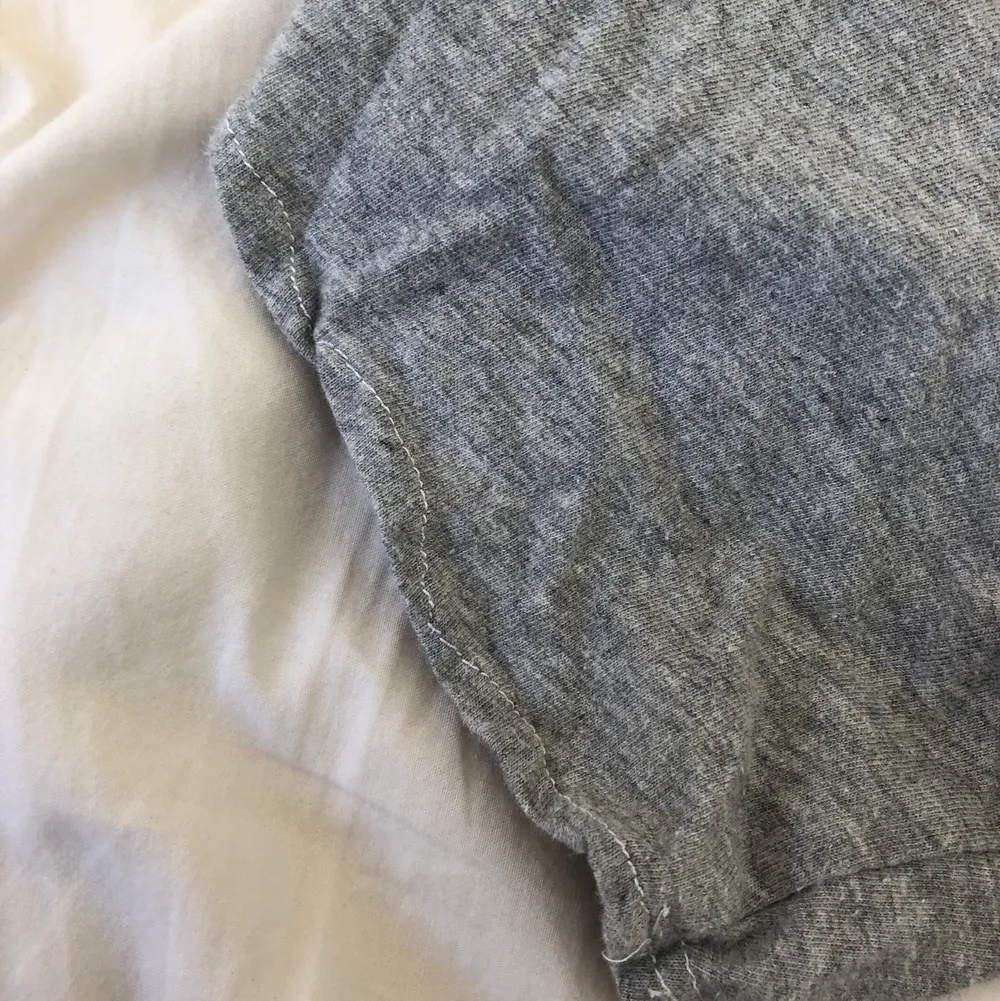 Cool croptop med batman-tryck. Från början va tröjan min lillebrors men jag sydde om den till en t-shirt (för trycket va så coolt ;) så därför är ärmarna hämmade av mig. Toppar.