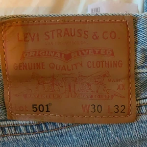 Levis 501 - byxorna är i nyskick.                                                      OBS!!   Har också två par svarta 501 i samma storlek