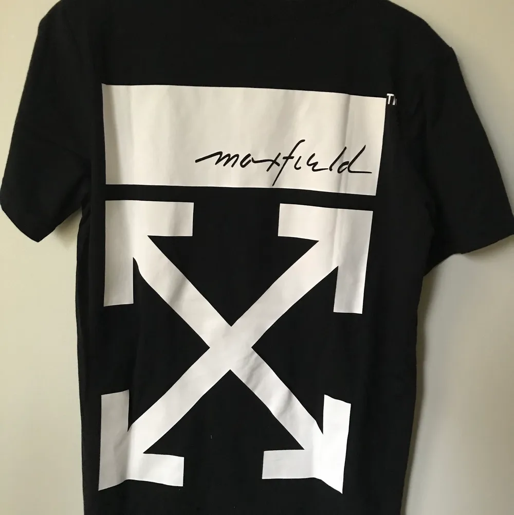 Women’s Off White x Maxfield T-Shirt  Size small, regular small fit.  Excellent condition, brand new unworn.  DM if you need exact size measurements.   Buyer pays for all shipping costs. All items sent with tracking number.   No swaps, no trades, no offers. . T-shirts.