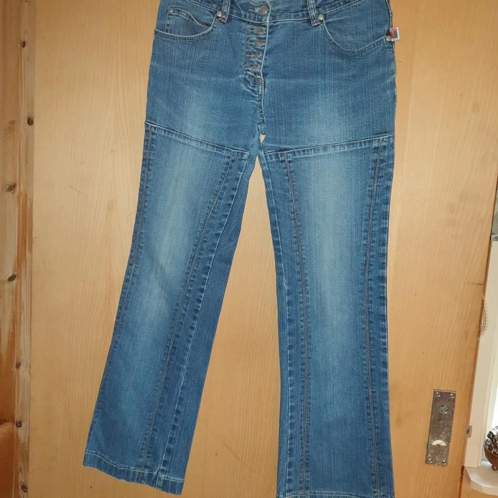 Snyggt slitna jeans med snygga detaljer,stl 31,elastiska innerben längd 70cm,låg midja 78 cm.. Jeans & Byxor.