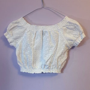 Vit topp - Vit croppad topp från H&M. Säljer då den är för liten för mig❤️ Säljer för 35kr exklusive frakt, möts gärna upp🥰