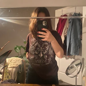 T-shirt  - Säljer denna coola bruna t shirten med tryck🙌🏻Strl L men passar lika bra oversized. Utgångspris 50 kr+ frakt💗