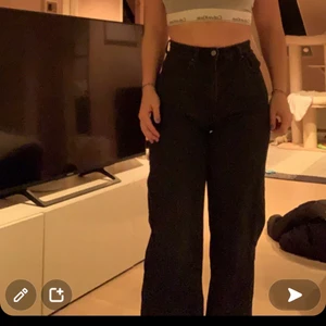 Straight jeans  - Superfina jeans som är raka. Rensat garderoben och dessa kommer tyvärr inte till användning. Passar dig som har str 34. Jag är 160💕