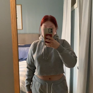 Hoodie - Jättefin grå hoodie ifrån bikbok. Denna har jag använt ganska mycket men den har inga tydliga defekter:)