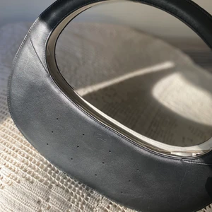 Lacoste väska - Säljer denna trendiga fina väskan från Lacoste. Nästan aldrig använd och i toppen skick. Ett innerfack✨