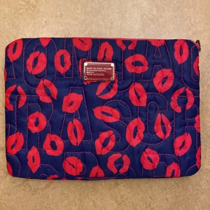 Marc Jacobs väska  - En marc Jacobs data väska i väldigt bra skick. Sparsamt använd och är lila med rosa detaljer över hela.  Säljer då den är för liten för min dator 