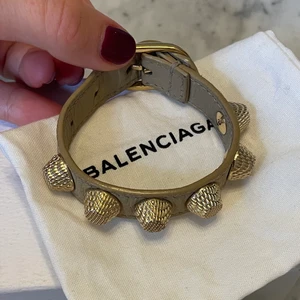 Balenciaga armband  - Beiget Balenciaga armband! Storlek S-M. Ingår box, dustbag och äkthetsbevis, mycket bra skick.