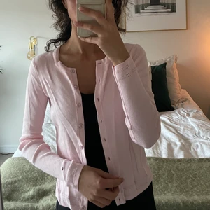 Kofta från Tommy Hilfiger. Helt oanvänd - Ljusrosa kofta från Tommy Hilfiger. Den är helt oanvänd. Storlek XS. Budgivning kommer att ske om det är fler som är intresserade. 💕