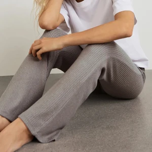 Ribbade mjukisbyxor  - Helt oanvända ribbade mjukisbyxor från Gina Tricot