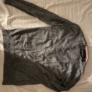 Stickad tröja från superdry i grå/ svart. Storleken är S och passar både tjejer och killar. (För liten för mig, 178 cm 65 kg) 