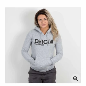 Dirt Cült hoodie  - Säljer denna hoodie då den inte kommer till användning längre, nopprig men går säkert att få bort (tjej modellen)