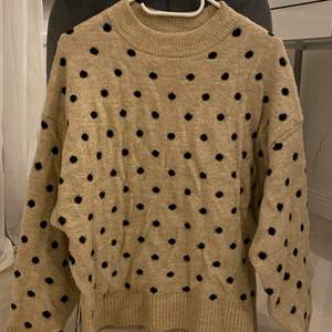 Ursöt stickad tröja köpt på hm i 2019 höstkollektion🤷‍♀️ bara använt ett fåtal gånger då de inteva min stil. Säljs pga den bara ligger hemma utan att användas. Toppen nu till vinter!!✨🌟