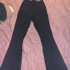 Hej ni! Säljer mina helt oanvända svarta utsvängda jeans, från Lindex storlek 152, men ganska långa i storleken, nyskick aldrig använda, nypris :300 säljs för 150kr + frakt. Hör av er på dm! ❤️ kom dm för mer bilder 