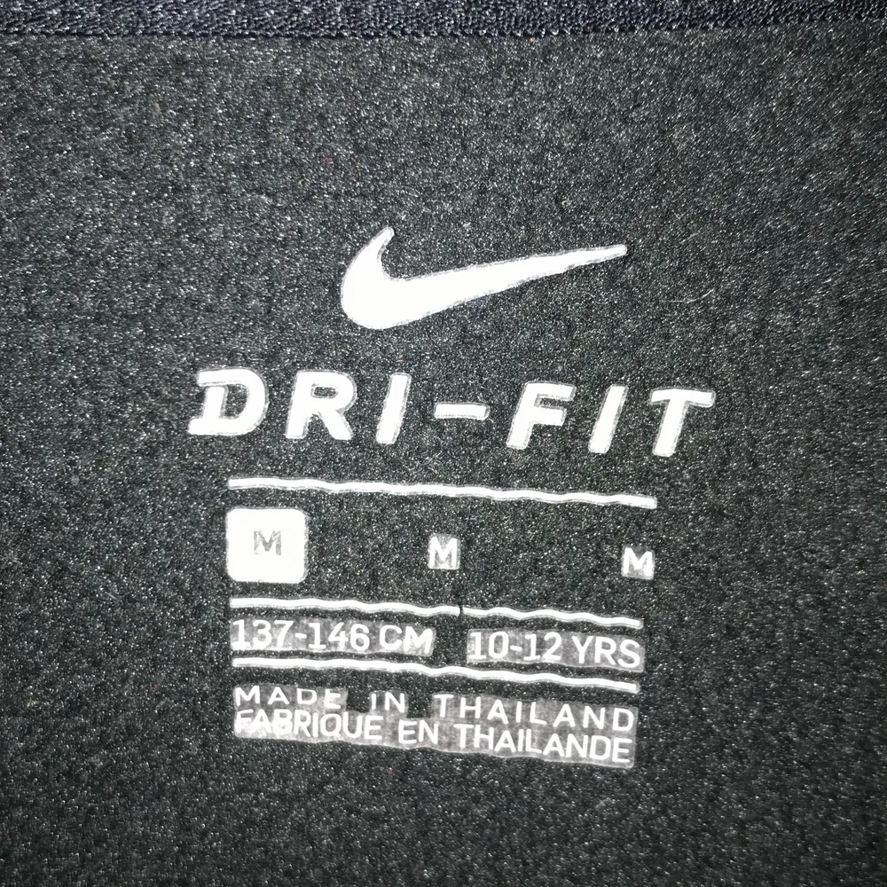 Jag säljer min Nike fleece tröja för den är för liten den är använd ett par gånger fast med inga skador. + frakt. Färg svart. Tröjor & Koftor.