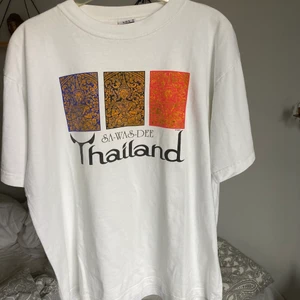 Tshirt - Säljer denna t-shirt, strl L men passar som M, riktigt snygg med coolt tryck, boxy fit och riktigt skönt material! 🤩