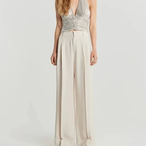 Vida kostym byxor - Skit snygga vida kostymbyxor perfekt för oss långa tjejer! Älskar dom men dom var för stora i midjan på mig. Storlek 36. Köpta för 5-600 säljer för 200kr aldrig använda. Jag är 170 men skulle nog säga att dom passar ännu längre tjejer, egna bilder kan fås. 