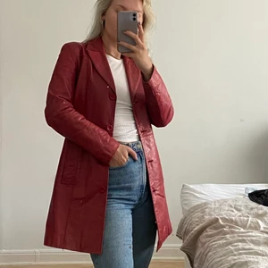 Röd läderkappa  - Suuuuperfin strukturerad kappa i mörkrött läder. Köpt second hand. Lappen säger M men snarare en S, sitter som en smäckkkk på axlarna!