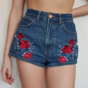 Cochella denim shorts - Jeansshorts från hm x Coachella, storlek 36. Broderade röda rosor. Använda ett fåtal gånger, perfekt skick. 