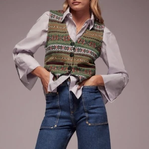 Stickad väst - Stickad väst. Aldrig användt, säljes pga ångrat köp