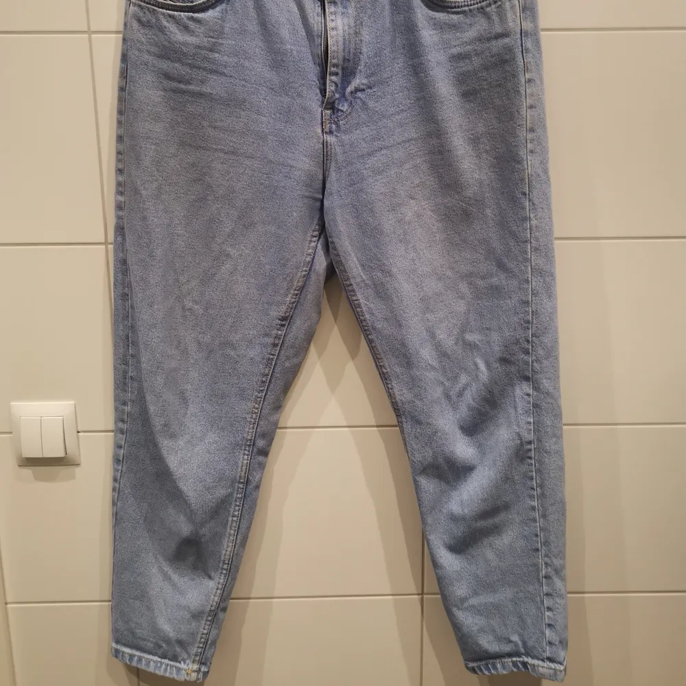 Mom jeans från Zara i storlek 42. Högmidja. I fint skick 🥰💕 Frakt tillkommer 💌. Jeans & Byxor.