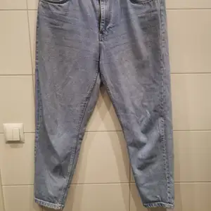 Mom jeans från Zara i storlek 42. Högmidja. I fint skick 🥰💕 Frakt tillkommer 💌
