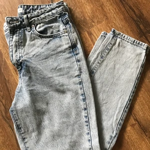 Gina Tricot ljusa högmidjade byxor  - Älskar dessa byxor men säljer pga att de har blivit för små, använda ett år men i jättebra skick, va lite rädd att de skulle spricka i rumpan så har sytt några stygn men det syns inte alls om man inte letar. Nytt pris 400kr, köpare står för frakt 