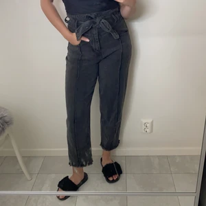 Svarta jeans  - Högmidjade, med knyt 