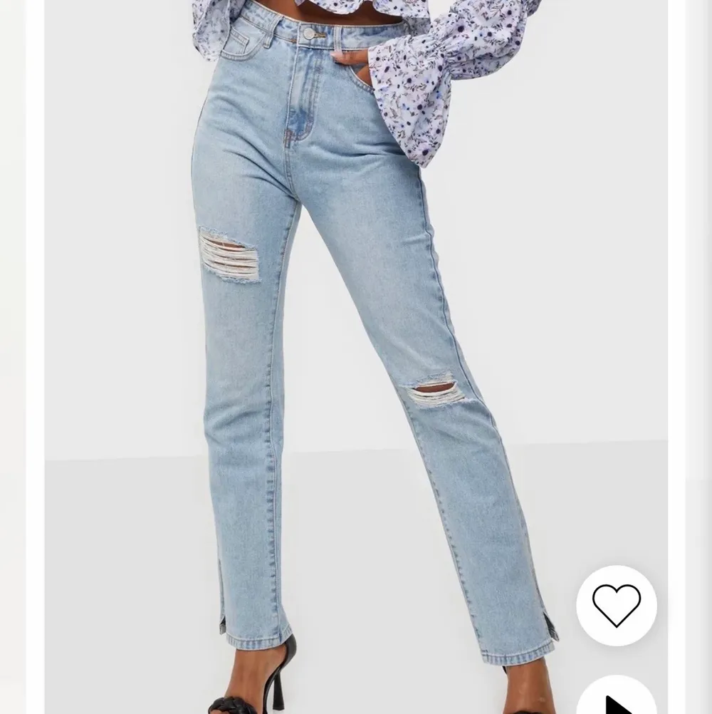 Super snygga och trendiga splitade jeans. Är från Missguided men köptes från Nelly. Dessa är oanvända då dom var lite för små för mig. Storleken är 38 men passar en 36 eller smal 38. Jensen sitter tight upptill och löst nertill, jag är 167 och dom kommer en liten bit över skorna. Köptes för 450kr säjs för 150+ 15 kr frakt. Kontakta mig vid intresse💞. Jeans & Byxor.