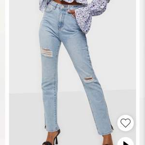 Super snygga och trendiga splitade jeans. Är från Missguided men köptes från Nelly. Dessa är oanvända då dom var lite för små för mig. Storleken är 38 men passar en 36 eller smal 38. Jensen sitter tight upptill och löst nertill, jag är 167 och dom kommer en liten bit över skorna. Köptes för 450kr säjs för 150+ 15 kr frakt. Kontakta mig vid intresse💞