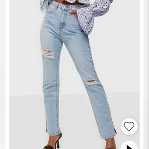 Ljusa Missguided split end jeans strl M/S - Super snygga och trendiga splitade jeans. Är från Missguided men köptes från Nelly. Dessa är oanvända då dom var lite för små för mig. Storleken är 38 men passar en 36 eller smal 38. Jensen sitter tight upptill och löst nertill, jag är 167 och dom kommer en liten bit över skorna. Köptes för 450kr säjs för 150+ 15 kr frakt. Kontakta mig vid intresse💞