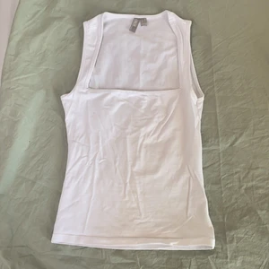 vitt linne  - supersnyggt vitt linne med fyrkantig skärning. från asos i strl 34