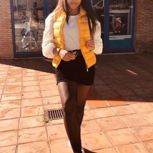 Moncler väst  - Moncler väst gul storlek 0 (XS). Inga repor eller slitage utan ser ut som ny. Äkta vara och kvitto finns självklart! 