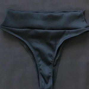 Bikini underdel - Jätte fin bikini underdel från shein, högmidjade och tjocka i midjan. Endast testade så nyskick. Skriv PM för andra frågor 💓 passar s-m