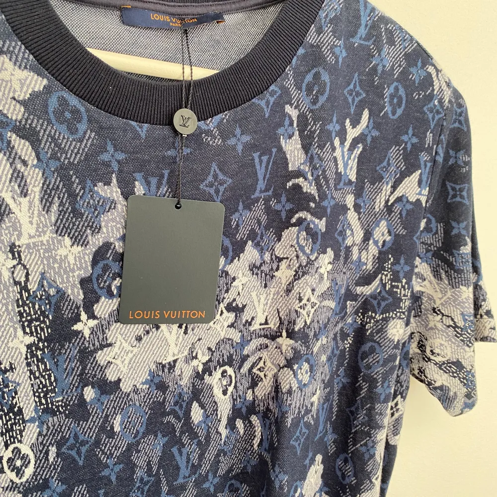 Louis Vuitton t-shirt    Ny skick, Normal pris 7,800kr  . T-shirts.