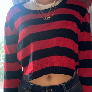 Svart röd tröja - kommer inte till användning, storlek S men passar M:) frakt 48 kr😋