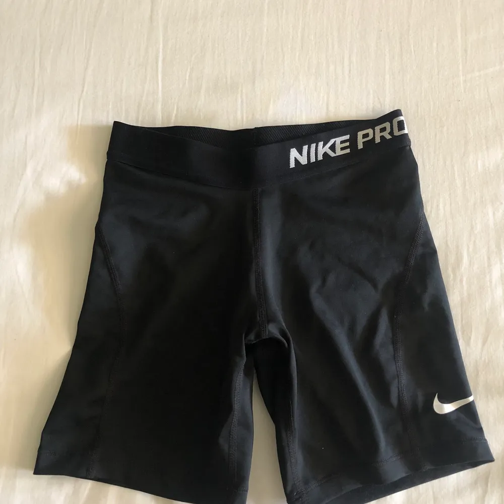 Något längre Nike Pro shorts i strl M, men skulle säga att de är mer som en S. Oanvända, säljer pga för små.. Shorts.