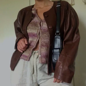 Snygg skinnjacka - Galet snygg vintage skinnjacka i en så härlig chokladbrun färg😍 Köpt secondhand och är använd 2-3 ggr av mig så i toppskick! Stor i storleken så kan nog passa en S-XL beroende på önskad passform (jag är en 38 som referens💞💞