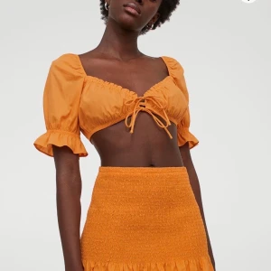 Supersöt topp - Jättesöt topp i fin färg, endast använd 1 ggn🧡 Strl L men tycker den passar även M.