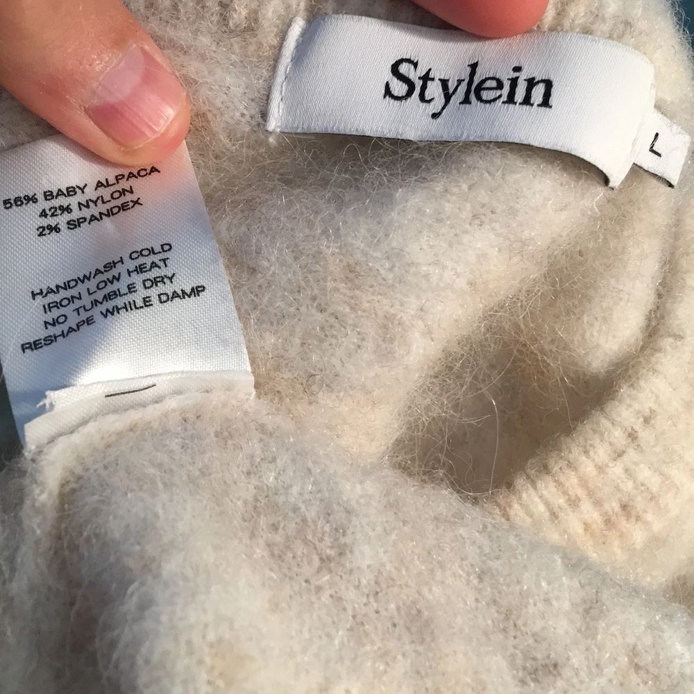 Cremevit tröja från Stylein. Trekvartslånga ”ballongärmar”. Mycket mjuk kvalitet - 56% baby alpaca 42% nylon 2% spandex. Köpt för ca. 2 år sedan. Använd ca. 10ggr. Hittar inget att anmärka på såsom fläckar eller tråddragningar. . Stickat.