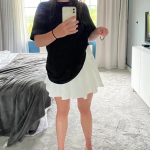 Tennis kjol från SHEIN strl M - Säljer denna tennis kjol då den inte har kommit till användning och den är lite för liten på mig. Kjolen köptes på SHEIN i maj och är aldrig använd (endast provad). På hemsidan kostar kjolen 159kr. Säljer för 70kr+frakt. (Kan mötas upp) Skriv vid intresse💕 betalning via Swish💕💕
