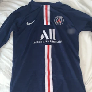 PSG tröja - PSG hemma match tröja med mbappe på ryggen, jättebra skick är i storlek L men passar perfekt som S och M💞💞💞