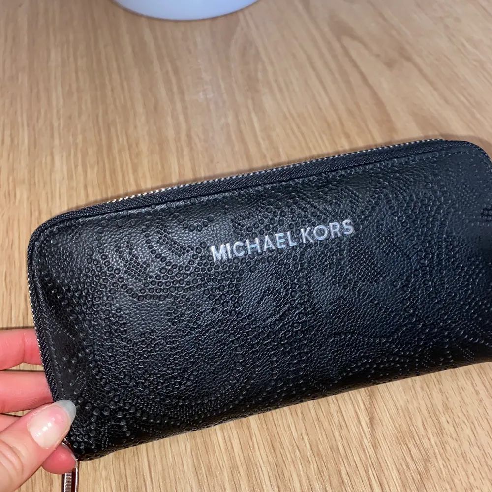 Michael Kors plånbok köpt i Turkiet för några år sedan, så förmodligen fake 😁 Aldrig använd, därmed bra skick. . Väskor.