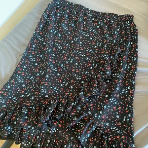 Midikjol - En superfin blommig midikjol från Cubus i storlek 44! Har en volang längst ned som sträcker sig upp till midjan! Kommer tyvärr inte till användning!  Frakt tillkommer efter vägning eller hämtas hos mig i Umeå!