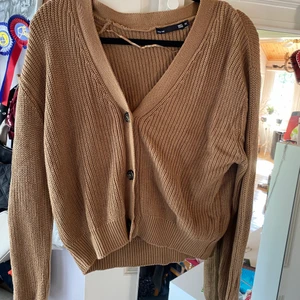 Lager 157 kofta storlek M - Säljer denna helt nya stickade kofta från lager 157. Nypris 150