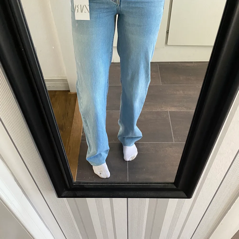 Säljer dessa skitsnygga ljusblåa jeans från Zara som tyvärr är för liten i midjan på mig…helt nya byxor med prislapp kvar, har bara testat dom därav väldigt bra skick!!😍 jag är 1,74 och längden är perfekt för mig!! säljer för 350kr, Kan frakta om köparen står för frakten😆. Jeans & Byxor.