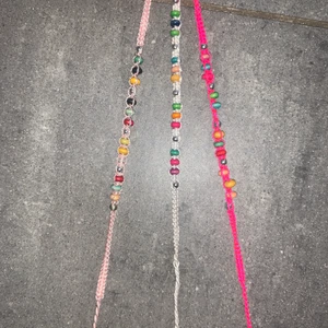 Pärlarmband  - Super söta flätade pärl armband! Man knyter fast de på handleden! (Ej hemma gjorda) 5 kr st och alla tillsammans blir 10 kr Betalning sker via swish   
