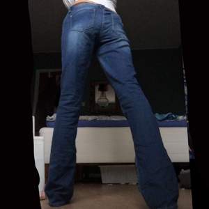 Super fina blå y2k lådmidjade jeans som tyvärr inte kommer till användning pga för stor i storleken. Superbra skick i storlek 29/32 och långa i benen på mig som är 1.70cm. Frakt tillkommer annars möts jag upp i Stockholm<3