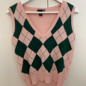 Argyle stickad väst  - Jättesöt stickad väst från H&M i väldigt bra skick. Den är ganska tunn så passar bra till på sommaren ❣️ 