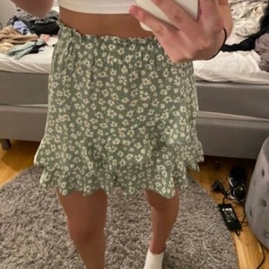 Blommig grön kjol storlek s - Blommig grön kjol(lånade bilder). Jätteskönt och stretchigt material. säljer pga att den inte passade mig, skriv för fler bilder🥰 storlek s